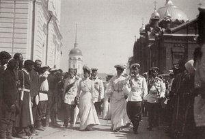 La famille royale russe visitant le monastère de Sarov, Russie, 1903