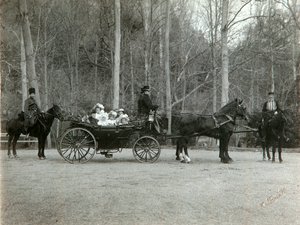 Tsar Nicolas II de Russie avec sa famille dans le parc de Tsarskoïe Selo, Russie, 1900s
