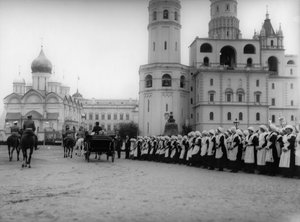 Le tsar Nicolas II passant en revue le défilé des élèves de Moscou au Kremlin, Russie, 1912