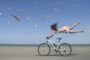Vélo de plage « Flying Woman » - Karim Aboukelela