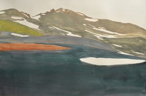 Vue sur le lac depuis la montagne enneigée