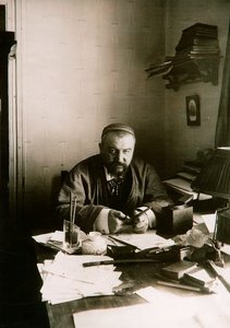 Alexandre Kouprine, auteur russe, à son bureau, Gatchina, Russie, début du 20e siècle - Karl Karlovich Bulla