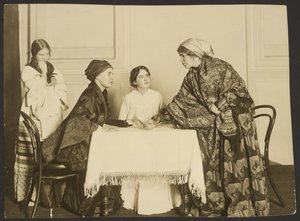 École secondaire féminine de Saint-Pétersbourg, pièce de Gogol "Le mariage".