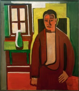 Homme debout devant une fenêtre