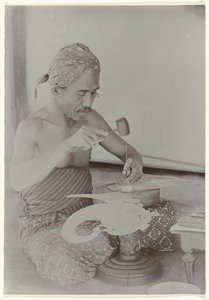 Homme javanais fabriquant une image ressemblant à une figure humaine avec un marteau et des instruments - Kassian Cephas