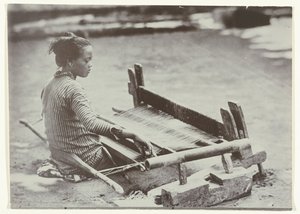 Femme javanaise tissant du tissu sur un métier à tisser - Kassian Cephas