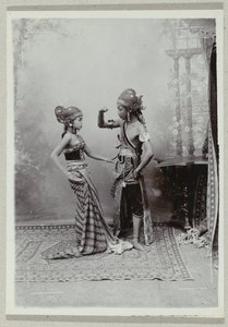 Portrait en studio de deux danseurs javanais en costume traditionnel et maquillage - Kassian Cephas