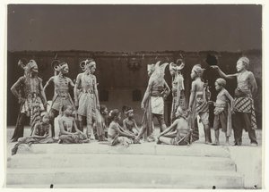 Spectacle de théâtre par des Javanais en costume - Kassian Cephas