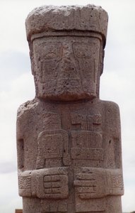 Monolithe de Ponce debout à Kalasasay, la zone du temple du site précolombien, construit entre le 8e et le 10e siècle après J.-C. (photo) (voir aussi 138751) - Katie Attenborough