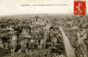 Vue générale du quartier de la cathédrale en ruines, Soissons - Alec Hunter