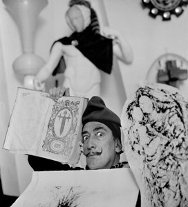 Salvador Dali dans sa maison à Port Lligat, novembre 1957 - Alec Hunter