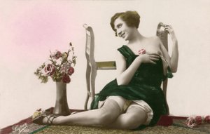 Femme en robe verte, vers début 1900 (carte postale) - Alec Hunter
