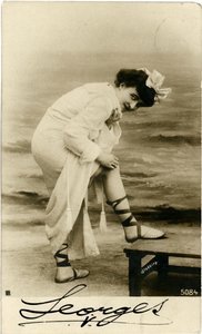 Femme sur la plage, vers début 1900 (carte postale)