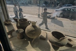 Afghanistan; Hérat; antiquités à vendre; vitrine; scène de rue, mm7167, Mendi, 2004 (photo) - Kenneth Garrett