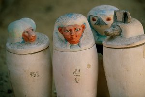 Jarres canopes de Pakerdemamon avec bouchons des quatre fils d