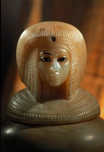 Couvercle de jarre canope en forme de Kiya, une épouse secondaire du pharaon Akhenaton
