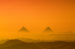 Égypte; Ancien Empire; Plateau de Gizeh; Pyramides de Gizeh; Khéops; Khéphren; Mykérinos