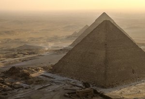 Ancien Empire égyptien ; vues des pyramides de Gizeh ; Gizeh ; Égypte ; vue aérienne