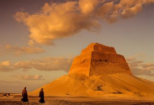 Ancien Empire égyptien; Pyramide du roi Snéfrou; vers 2575 av. J.-C.; Maidum; Égypte, pyramide à degrés - Kenneth Garrett