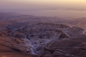 Vallée des Rois en Égypte, près de Louxor, fleuve Nil en arrière-plan, Nouvel Empire, Égypte - Kenneth Garrett