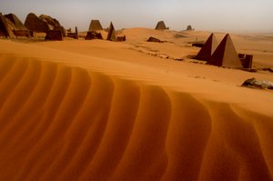 Pyramides de Méroé, Pyramides de Begarawiya, Soudan, Nubie, Pharaons noirs, Troisième Intermédiaire..., 2007 (photo)