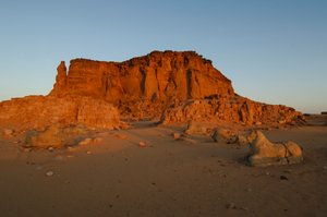 Coucher de lune et lever de soleil, Temple de Taharka, Porte du Bélier, Gebel Barkal, 2007 - Kenneth Garrett