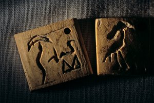 Étiquette en ivoire prédynastique, première écriture, Dr. Gunter Dreyer, Égypte, 2005