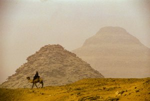 Saqqarah; Pyramide de Téti; 6e dynastie; Pyramide de Djéser (en arrière-plan); Égypte - Kenneth Garrett