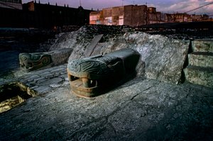 Réplique de serpent sur le Grand Temple, Tenochtitlan, Templo Mayor, Aztèque, Mexique, Mexico - Kenneth Garrett
