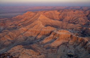 Vallée des Rois; Égypte; Qurna; Deir el-Médina, Hatchepsout, Nouvel Empire - Kenneth Garrett
