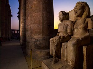 mm7864; 18e dynastie; Nouveau Royaume; Égypte, statues de Toutankhamon et de sa femme Ankhsenamun, 2009 - Kenneth Garrett