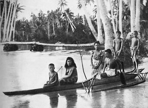 Canoë samoan avec balancier et ses occupants - Kerry and Co