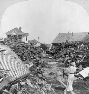 Un passage à travers les débris, au nord de la 19e rue, Galveston - Keystone View Company