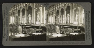 Galerie des Glaces, montrant la table où le traité de paix a été signé, Versailles - Keystone View Company