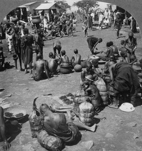 Le marché indigène à Port Florence, lac Victoria, Kenya, vers 1901-1903 - Keystone View Company