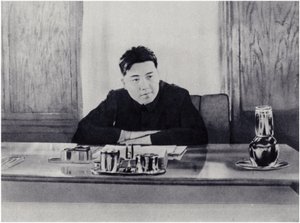 Camarade Kim Il-sung à son bureau au Conseil populaire de Corée du Nord - Korean Photographer