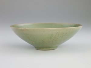 Bol avec motif incisé de poissons parmi les vagues, milieu 12ème siècle - Korean School