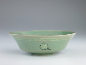 Plat avec décoration moulée et incrustée, fin 12ème-milieu 13ème siècle - Korean School