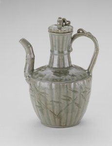 Aiguière avec bec en forme de bambou, cannelures et feuilles