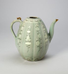 Aiguière en forme de melon avec volutes florales stylisées (grès avec glaçure céladon et décoration incrustée sous glaçure de terres noires et blanches, avec réparation en or)