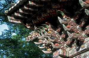 Temple Sŏgwŏng-sa, comté de Kosan, province de Kangwon, Corée du Nord, détail du toit (photo) - Korean School