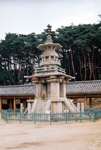 Tabo-tap (Pagode de Prabhutaratna), partie du complexe du temple de Pulkuk-sa, construit pour la première fois en 528, agrandi en 751 et reconstruit après un incendie en 1612-59 - Korean School