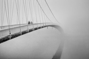 Des gens sur un pont brumeux