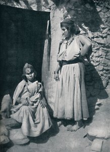 Femmes kabyles à la porte de leur habitation près de la côte méditerranéenne, Algérie, 1912 - Kuhn