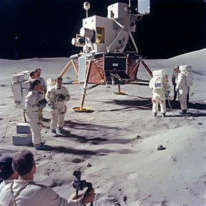 groupe de personnes avec caméra TV montrant la falsification du projet Apollo 11 2
