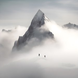 Deux personnes skiant sur une montagne couverte de nuages 3 - Kurt Heppke