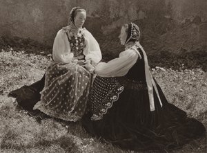 Roumanie : Lechinta, filles saxonnes en costume du dimanche