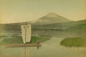 Japon : Mont Fuji-Yama (Fuji Yama) avec un voilier au premier plan sur le lac Hokome - Kusakabe Kimbei
