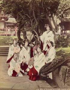 Miko, ou Danse dans un temple à Nara, c.1890 - Kusakabe Kimbei