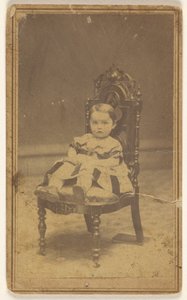 [Bébé non identifié, assis] - L. D. Campbell